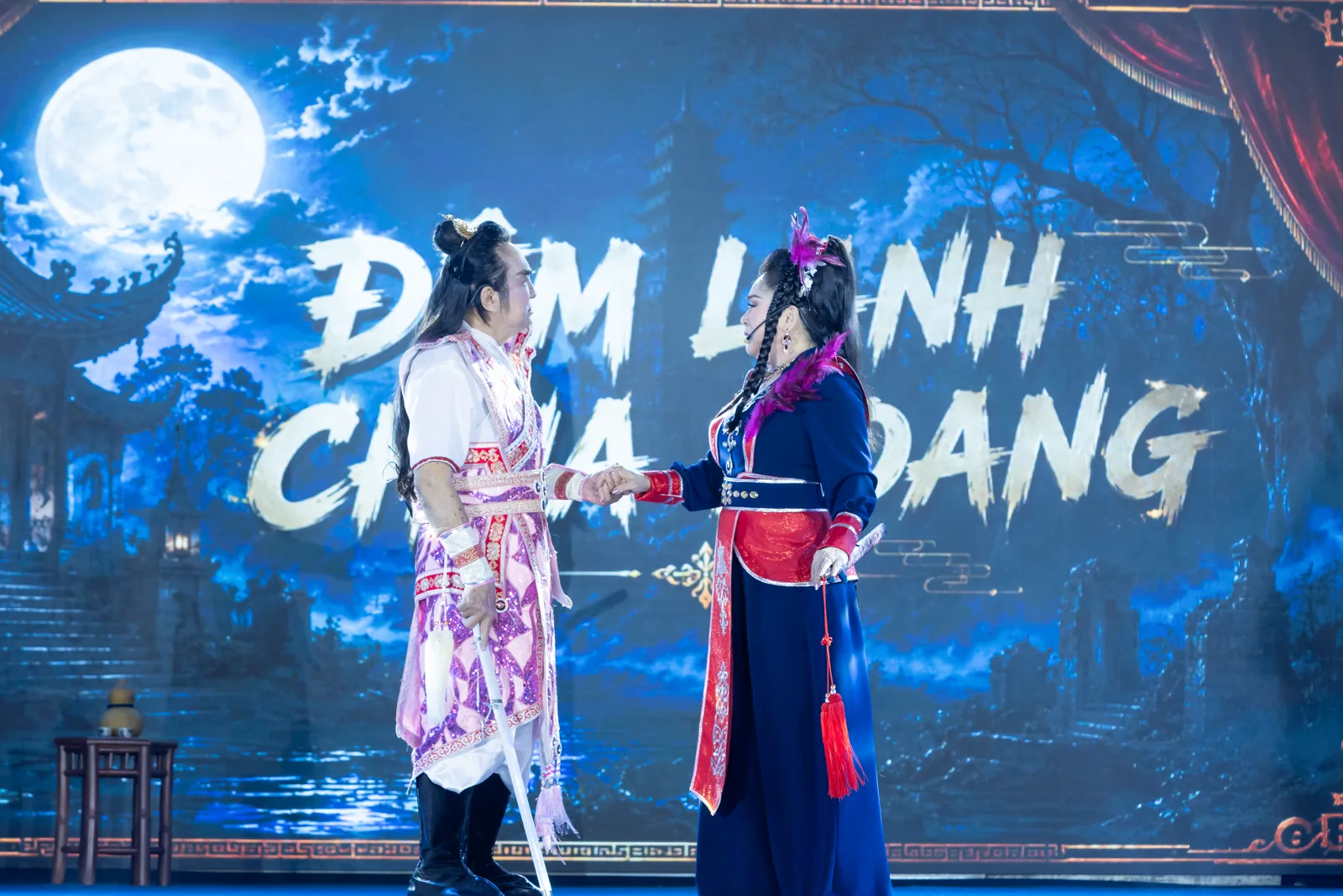 NSND Thanh Tuấn và NSƯT Phượng Hằng trong trích đoạn Đêm lạnh chùa hoang